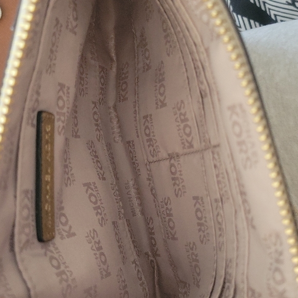 Michael Kors wristlet - Picture 3 of 3